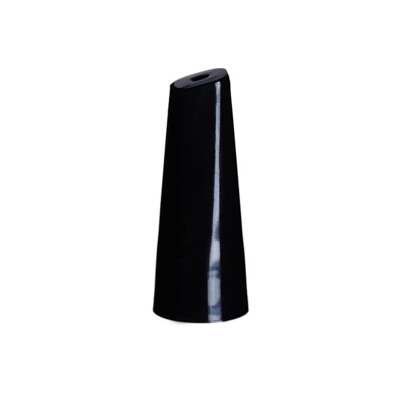 Konischer Schraubverschluss Brazil 13/1084 in Schwarz mit Glanzfinish für Nagellackflaschen Schwarzer konischer Schraubverschluss Brazil 13/1084 mit glänzender Oberfläche und schrägem Kopf auf neutralem Hintergrund