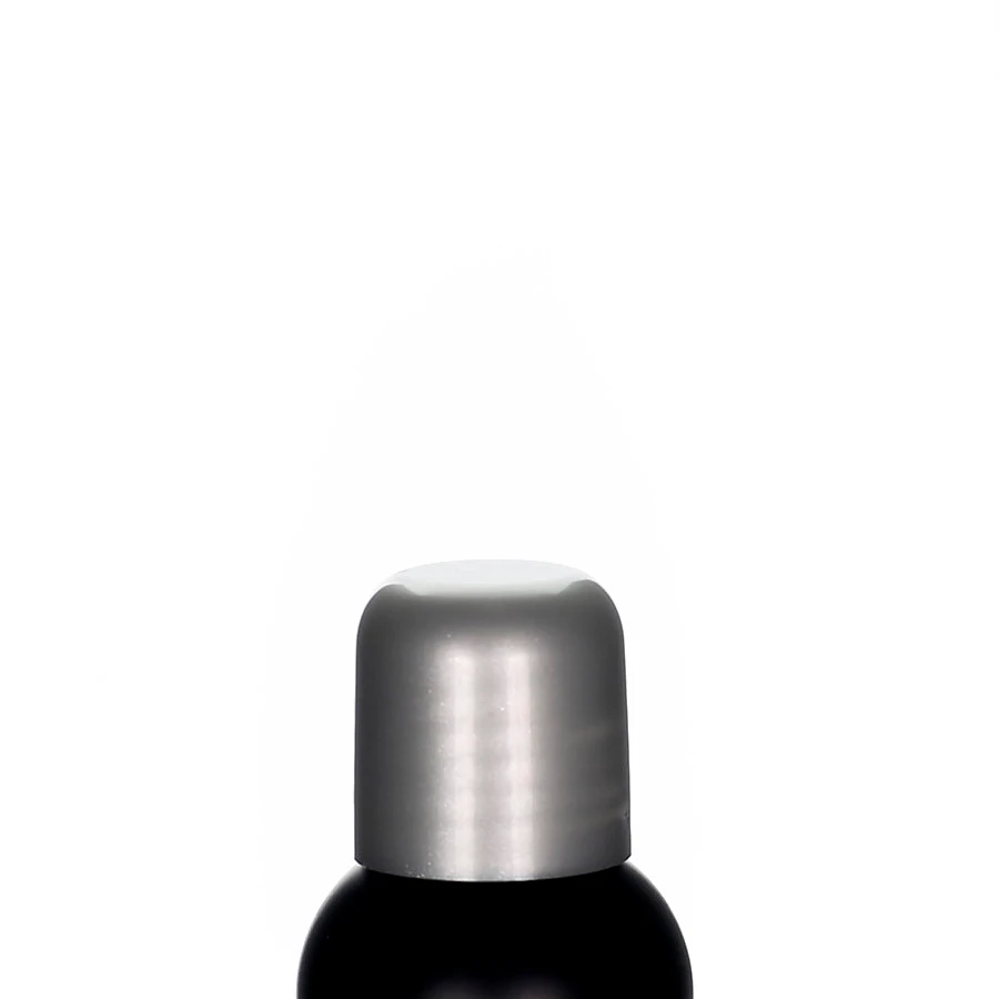 Verschluss 24/410 in Silber mit Spritzeinsatz – hochwertiger Dosierdeckel für Kosmetikprodukte Silberner Schraubverschluss aus Polypropylen mit integriertem Spritzeinsatz auf schwarzer Flasche vor weißem Hintergrund