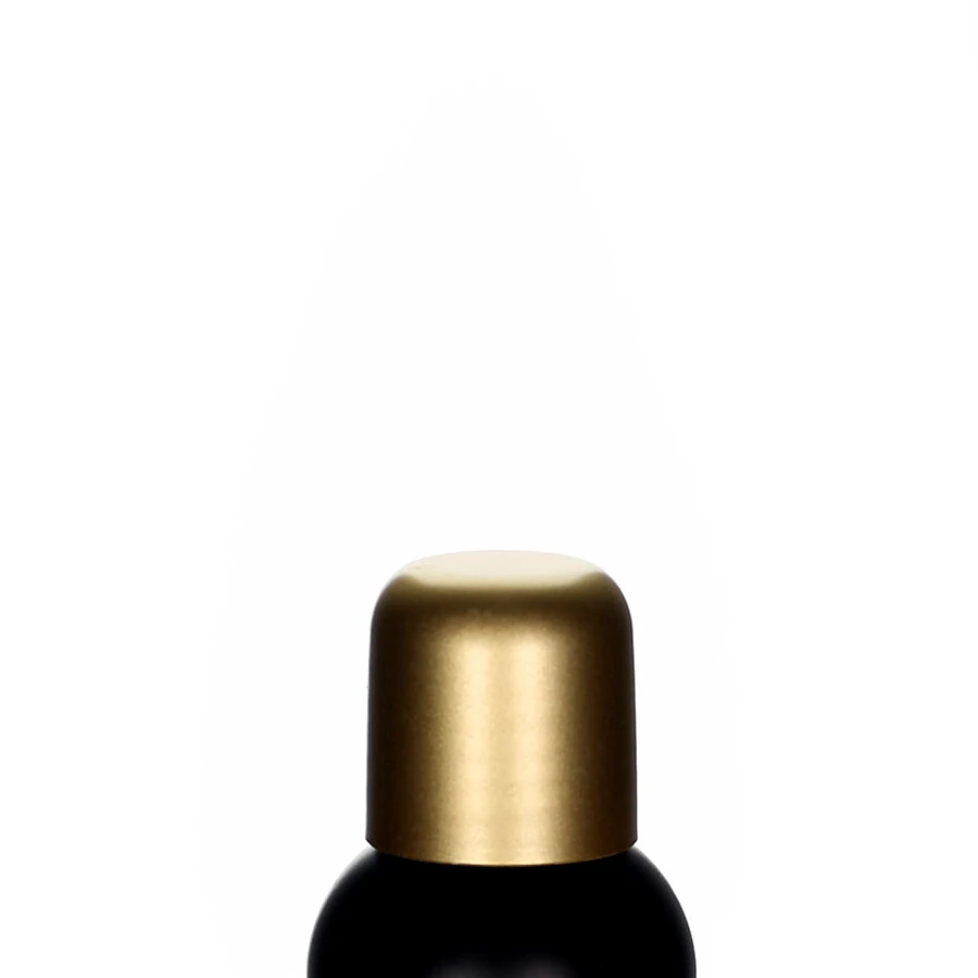 Verschluss 24/410 in Gold matt mit Spritzeinsatz – edler Dosierdeckel für Kosmetikflaschen Goldmatte Schraubverschlusskappe aus Polypropylen mit integriertem Spritzeinsatz auf schwarzer Flasche vor weißem Hintergrund
