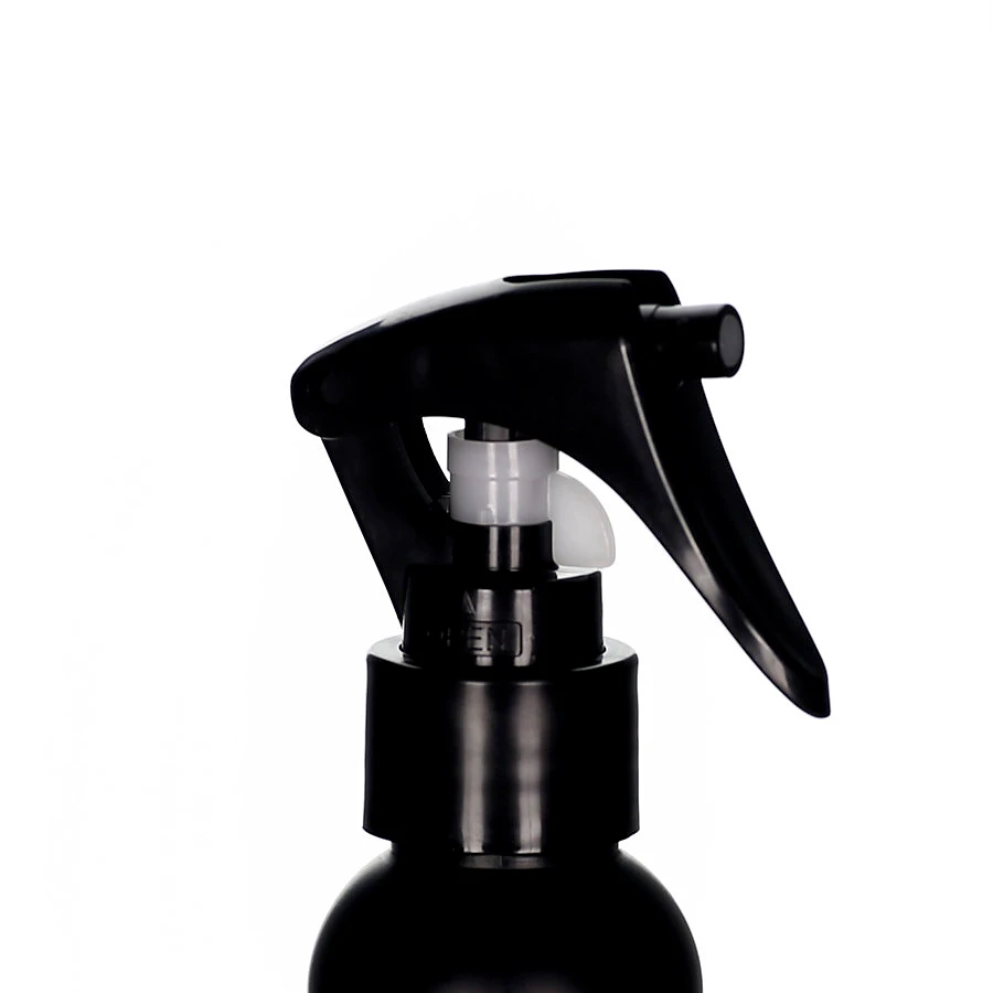 Schwarzer 24/410 Minitrigger-Sprühverschluss für Kosmetik und Pflegeprodukte Schwarzer 24/410 Minitrigger-Sprühverschluss aus Kunststoff auf schwarzer Flasche mit ergonomischem Griff vor weißem Hintergrund