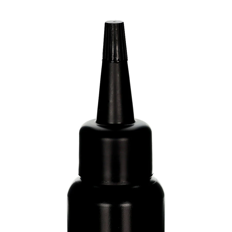 Schwarze Aufträgerspitze 20/410 für präzise Anwendung in Kosmetikprodukten Schwarze Aufträgerspitze aus Polypropylen mit feiner Dosierspitze und 20/410 Gewinde auf schwarzer Flasche vor weißem Hintergrund