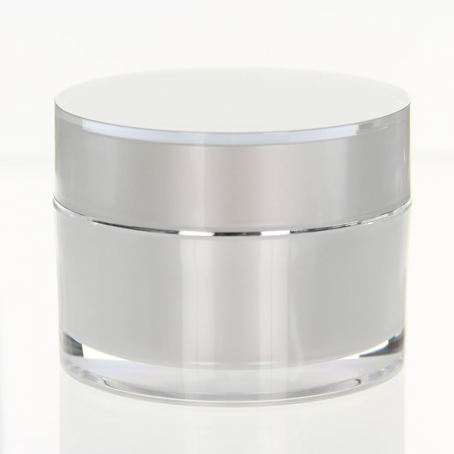 Closed 100ml acrylic jar in pearlescent design with transparent outer shell on white pedestal