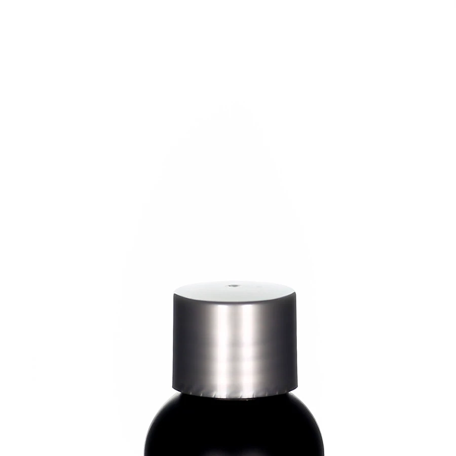 Glänzende silberne 24/410 PP-Schraubkappe für Premiumkosmetik Glänzend silberne 24/410 Schraubverschlusskappe aus Polypropylen auf schwarzer Flasche vor weißem Hintergrund