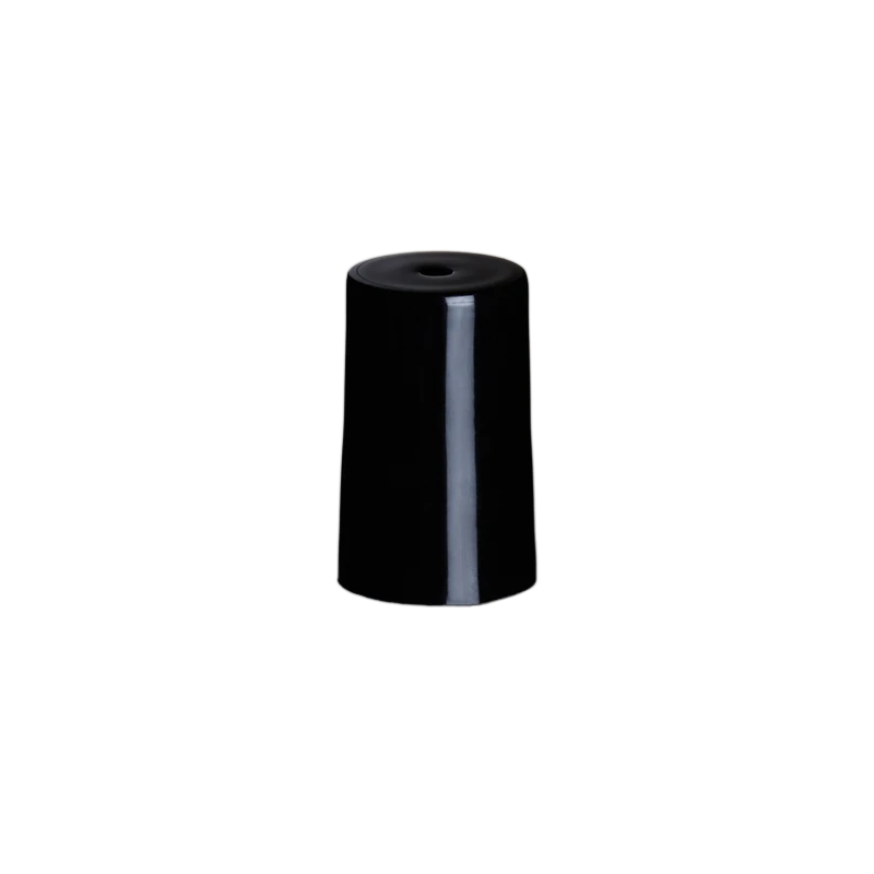 Schwarze Amka 13/415 Verschlusskappe für elegante Flaschen und Pflegeprodukte Runde schwarze Verschlusskappe Amka 13/415 aus glänzendem Kunststoff mit zentraler Öffnung auf neutralem Hintergrund