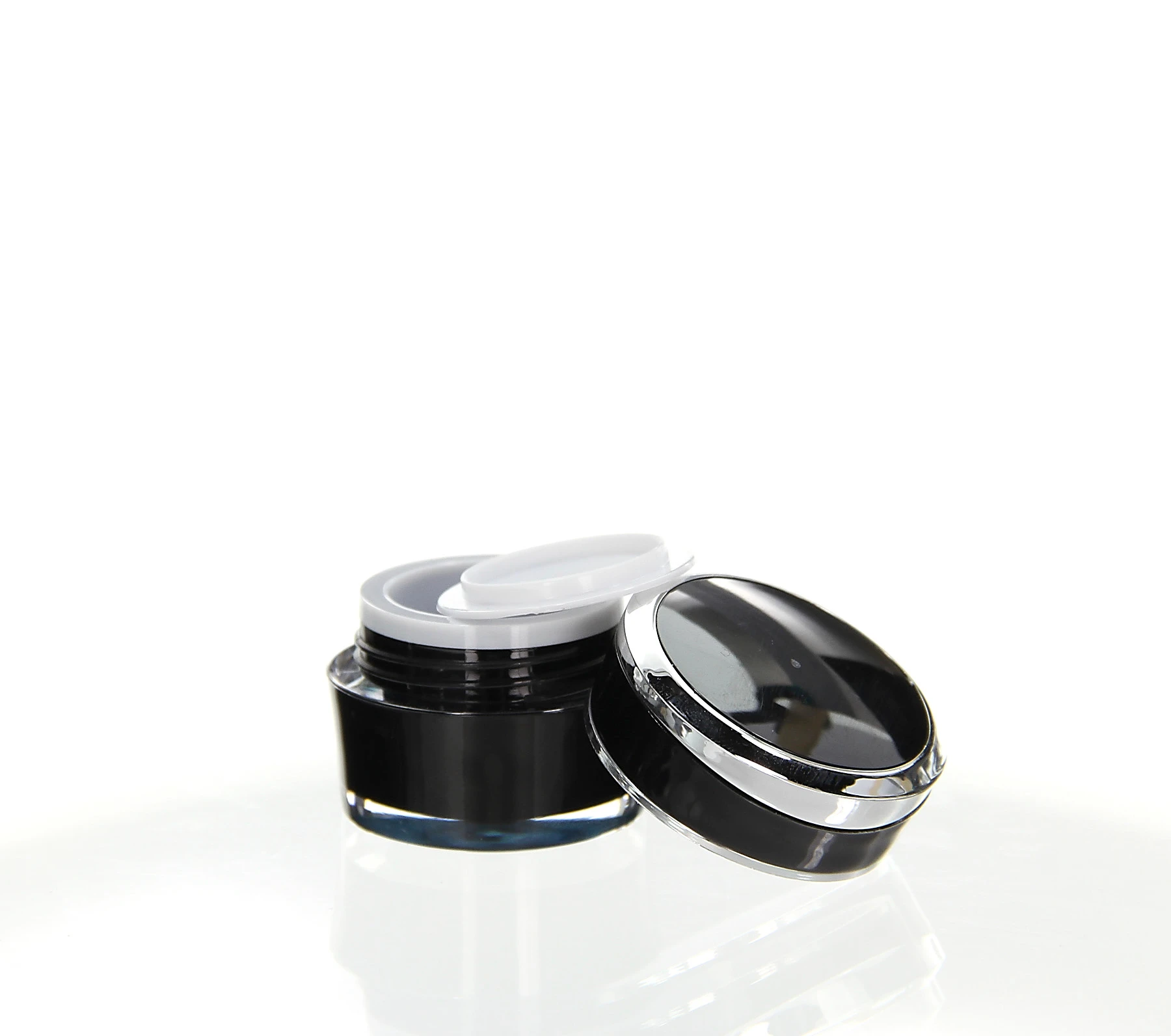 Open 5ml Mars acrylic jar in black with glossy lid and sealing disc on white background