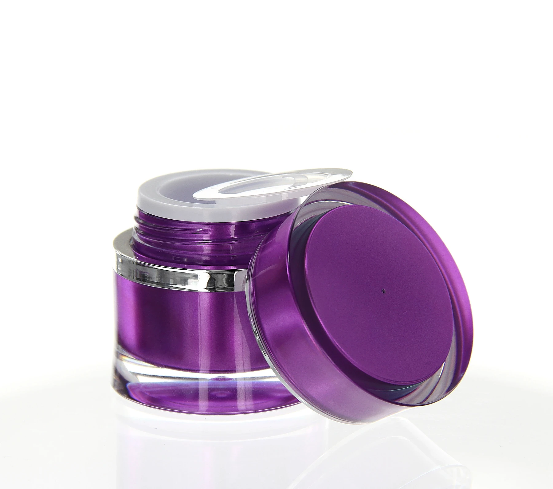 Geöffnete 15ml Acryldose Ocean in glänzendem Violett mit Deckel und weißem Innendeckel auf hellem Hintergrund