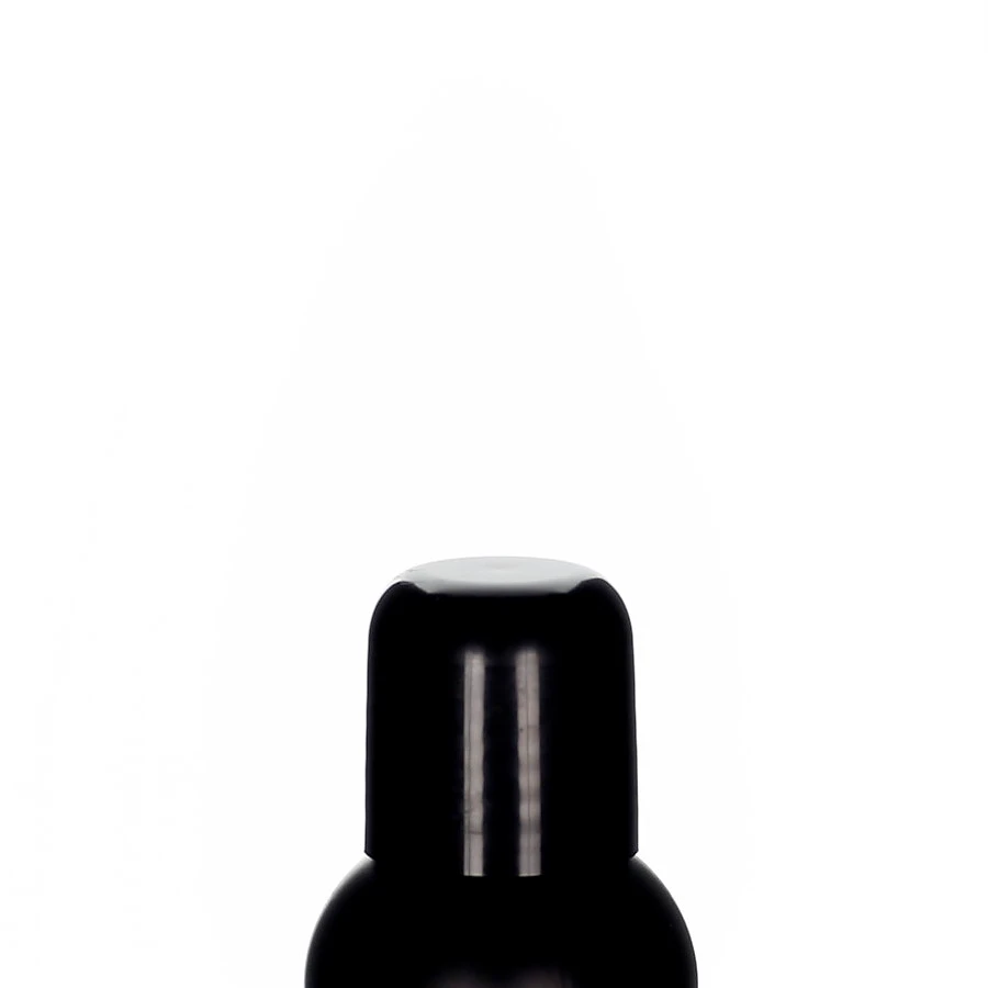 Verschluss 24/410 schwarz mit Spritzeinsatz – eleganter Kosmetikverschluss für präzise Dosierung Schwarzer Schraubverschluss aus Polypropylen mit integriertem Spritzeinsatz auf schwarzer Flasche vor weißem Hintergrund