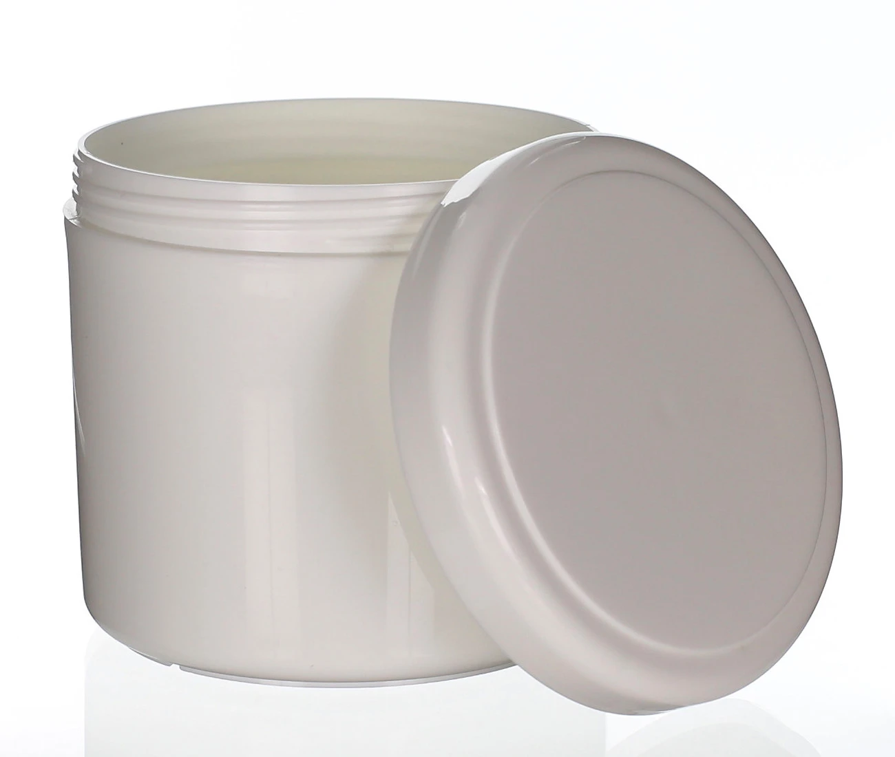 Weiße 500ml Kunststoffdose aus glänzendem Polypropylen mit abgeschraubtem Deckel auf hellem Hintergrund, ideal für Cremes und Masken