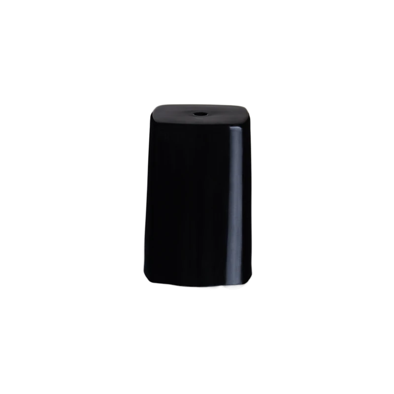 Black screw cap Delia 13/1085 with glossy finish for nail polish bottles Black screw cap Delia 13/1085 with glossy surface and slightly rounded edges on neutral background