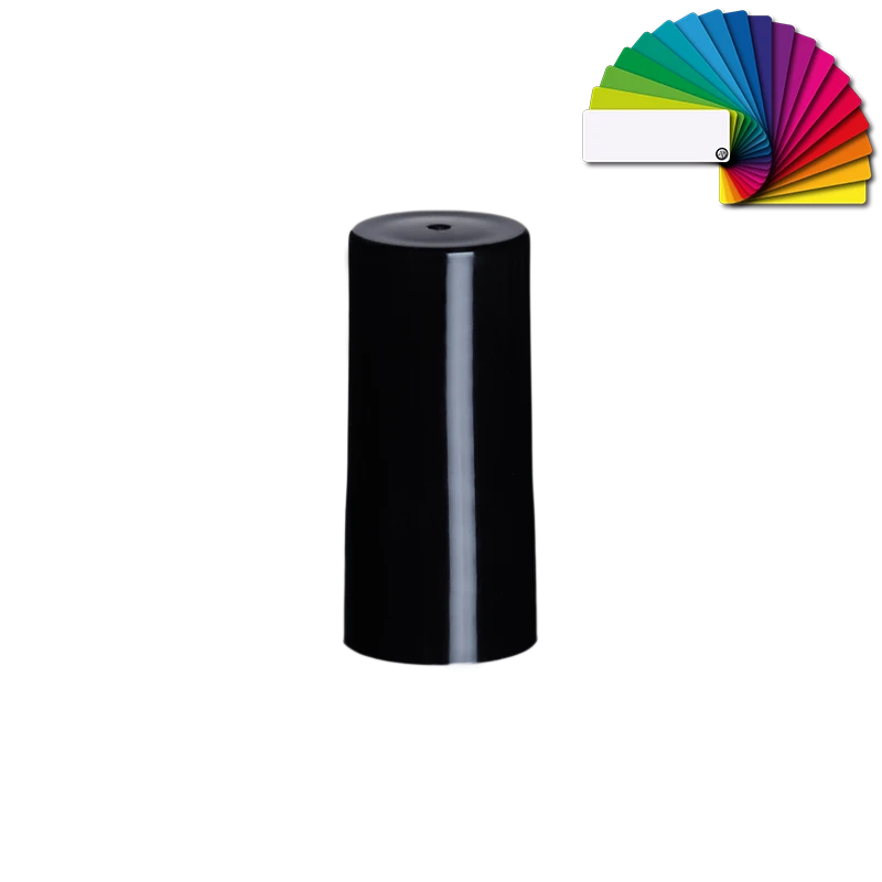 Flat Top Regular 13/415 Verschlusskappe mit Farboptionen für elegante Verpackungen Schwarze glänzende Verschlusskappe Flat Top Regular 13/415 mit zylindrischer Form und Farbfächer zur individuellen Farbgestaltung auf hellem Hintergrund