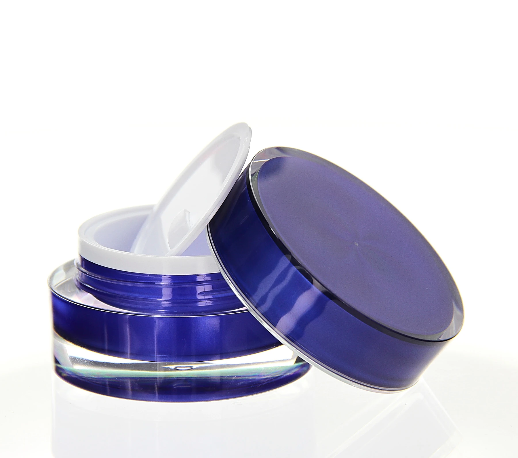 Offene 15ml Acryldose in Blau mit abgeschraubtem Deckel und weißem Dichtungseinsatz auf hellem Untergrund