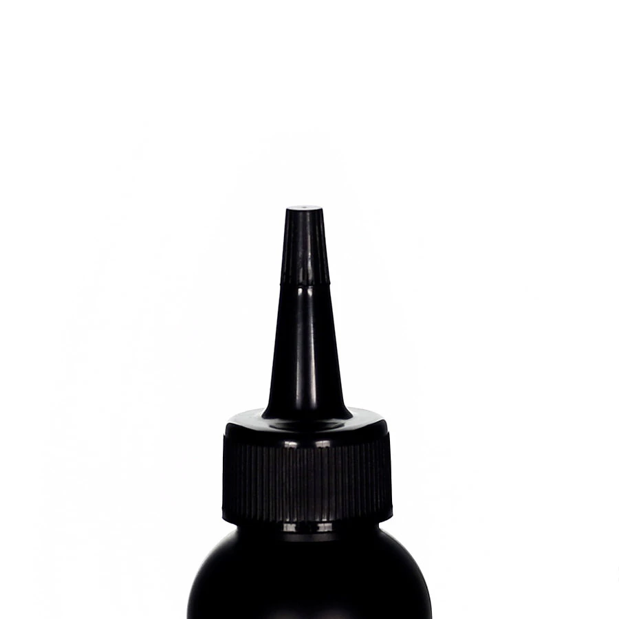 Aufträgerspitze 24/410 schwarz – präziser Kosmetikverschluss aus PP für punktgenaue Anwendungen Schwarze Aufträgerspitze aus Polypropylen mit 24/410 Gewinde auf schwarzer Flasche vor weißem Hintergrund