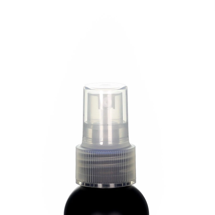 Zerstäuberpumpe 24/410 natur – Feinsprühpumpe mit klarer Kappe für Clean-Beauty- und Pflegeprodukte Naturfarbene Zerstäuberpumpe 24/410 mit transparenter Kappe auf schwarzer Kosmetikflasche vor weißem Hintergrund