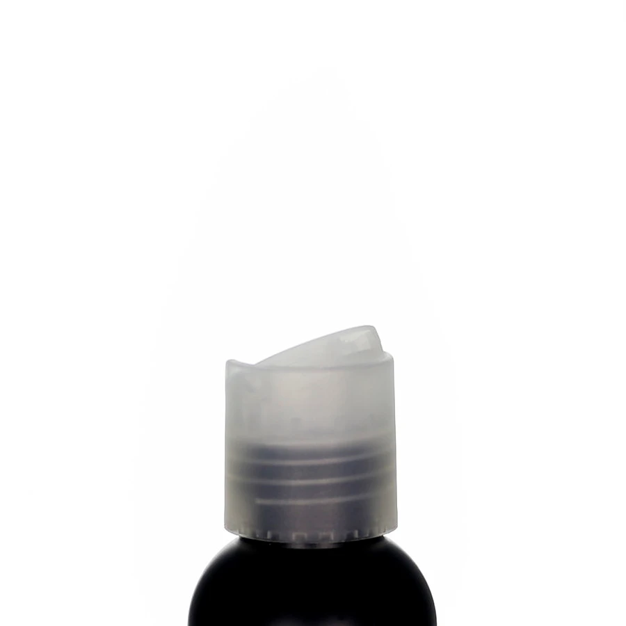 Transparenter Disc-Top-Verschluss aus Polypropylen in Naturfarbe auf schwarzer Flasche vor weißem Hintergrund