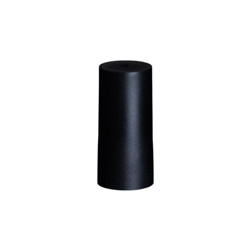 Zylindrischer Schraubverschluss Flat Top 13/1003A in Schwarz mit matter Oberfläche für Nagellackflaschen Zylindrischer schwarzer Schraubverschluss Flat Top 13/1003A mit flachem Deckel und matter Oberfläche auf neutralem Hintergrund
