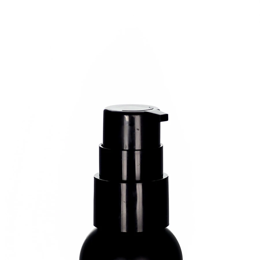 Schwarze 24/410 Spenderpumpe für Lotionen, Seren und Pflegeprodukte Schwarze 24/410 Spenderpumpe aus Kunststoff auf schwarzer Flasche mit ergonomischem Pumpkopf vor weißem Hintergrund