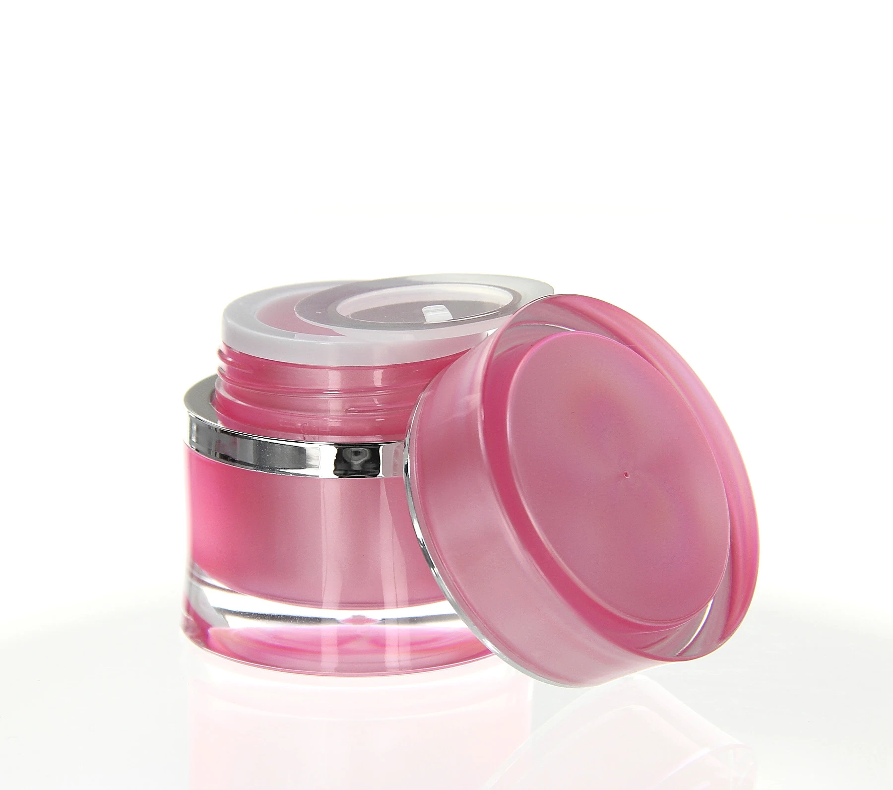 Geöffnete 15ml Kosmetikdose Ocean aus Acryl in Rosa 223U mit Abdeckscheibe und silbernem Ring auf weißem Hintergrund